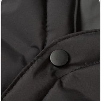 メンズダウン【2025年新作】襟なしVネックダウンベスト – スタイリッシュであたたかく