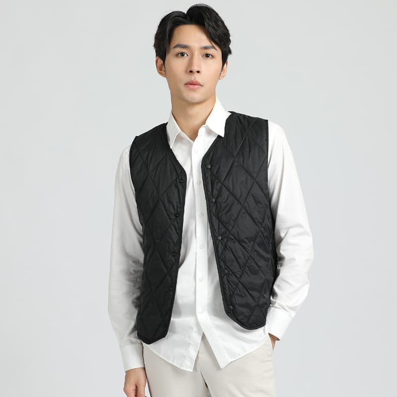 メンズダウン 上品でスマートな印象を演出する襟なしメンズダウンベスト